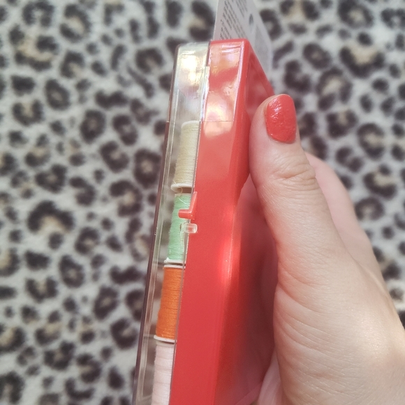 SINGER Fly Friendly Travel Sewing Kit with Storage Case, 34 Pieces, New in Case! - Picture 8 of 10